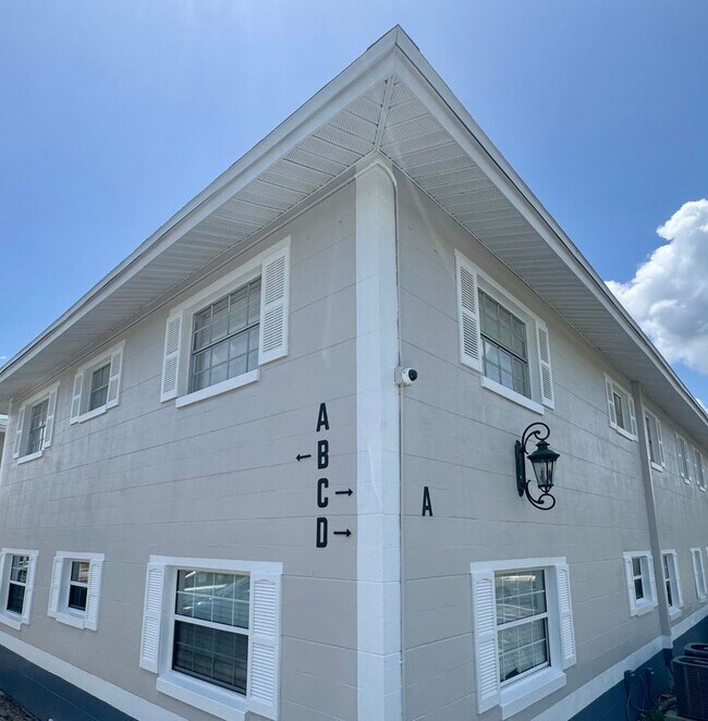 Building Photo - 1 Bed/1 Bath Second Floor Condo in recently renovated apartment community!