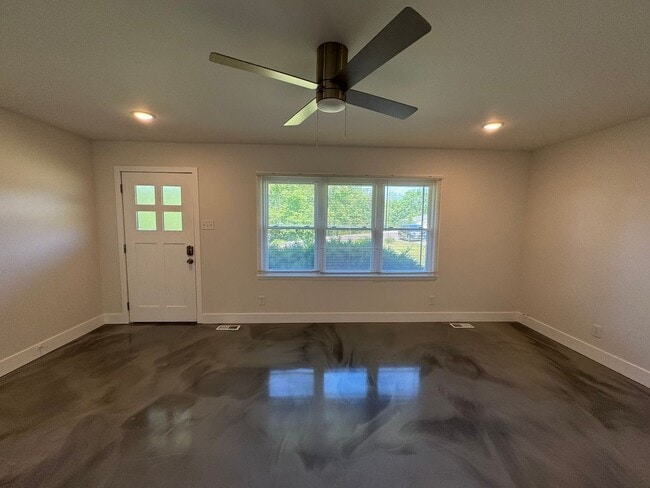 Building Photo - 4 Bedroom house with Second kitchen in basement