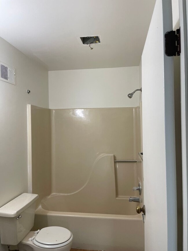 Building Photo - 3 Bed 2 Bath Townhouse in Manchester York