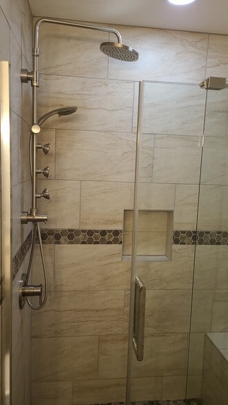 Master bath3 - 1526 Old Oak Ln
