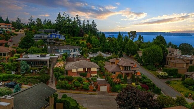 Building Photo - Gorgeous West Seattle Mid-Century Modern w...