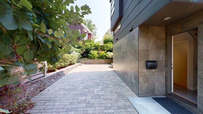 Building Photo - 138 Banks St