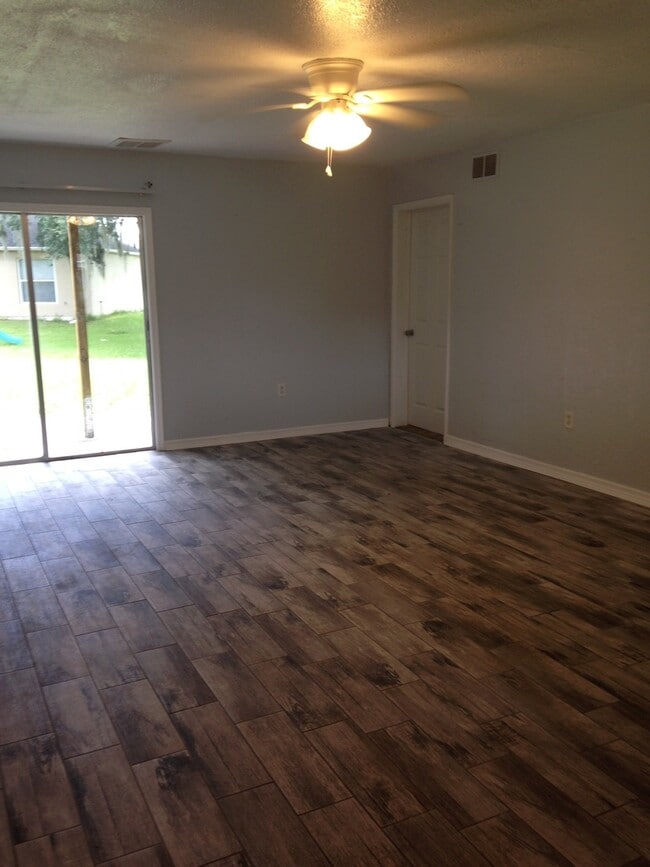 Building Photo - Spacious Poinciana Townhome
