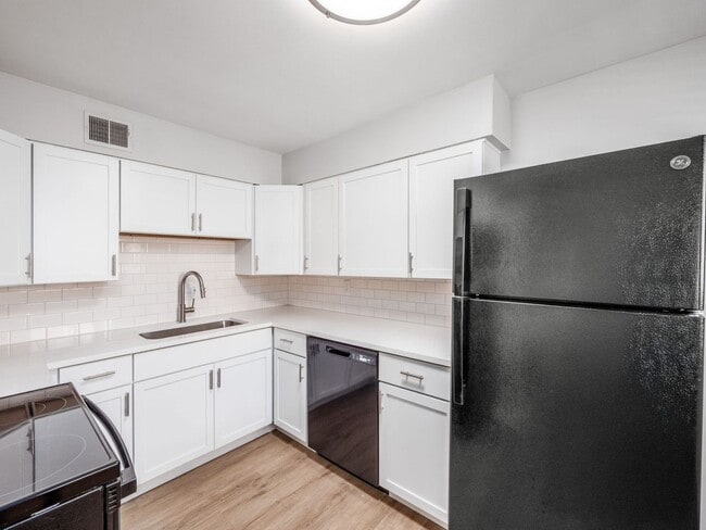 Building Photo - 593 Riverview Dr