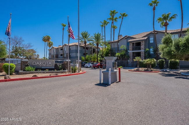 Building Photo - 2025 E Campbell Ave