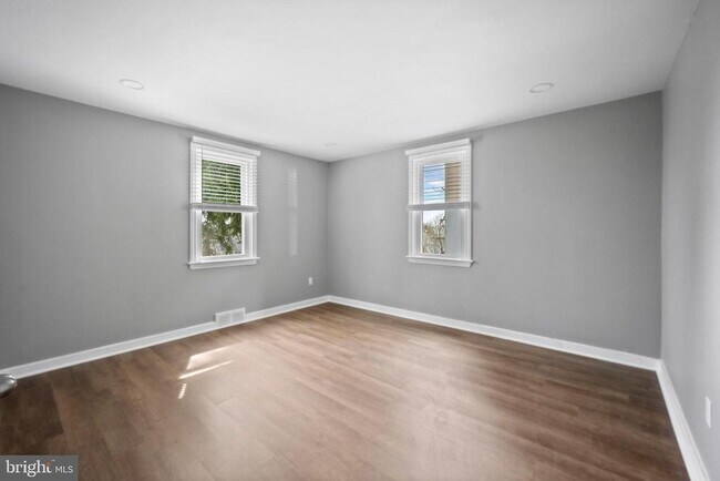 Building Photo - 645 Roberts Ave