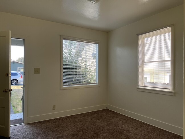 Building Photo - 1554 H St