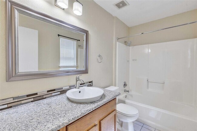 Building Photo - 1708 Lovingood Dr