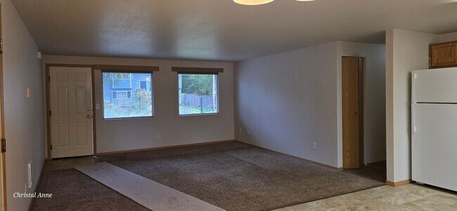 Building Photo - 3 bedroom 1 bath in Shorecrest Neighborhood