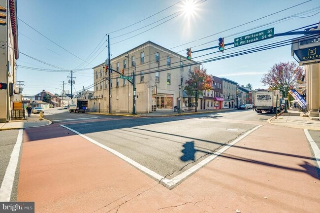Building Photo - 302 W Main St