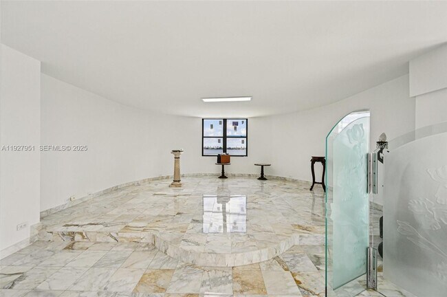 Building Photo - 1800 NE 114th St