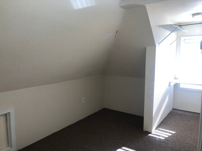 Building Photo - 605 NE Campus St