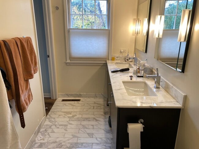 Building Photo - 2510 Sheridan Rd