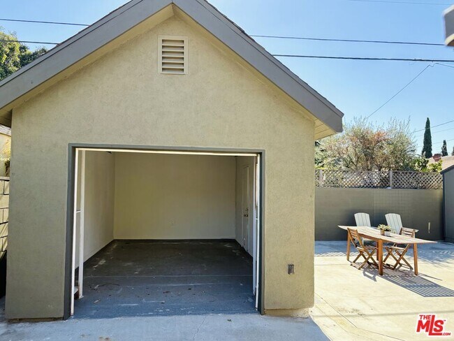 Building Photo - 2130 W 29th Pl