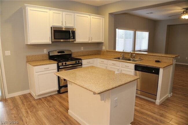 Building Photo - 10642 Cave Ridge St