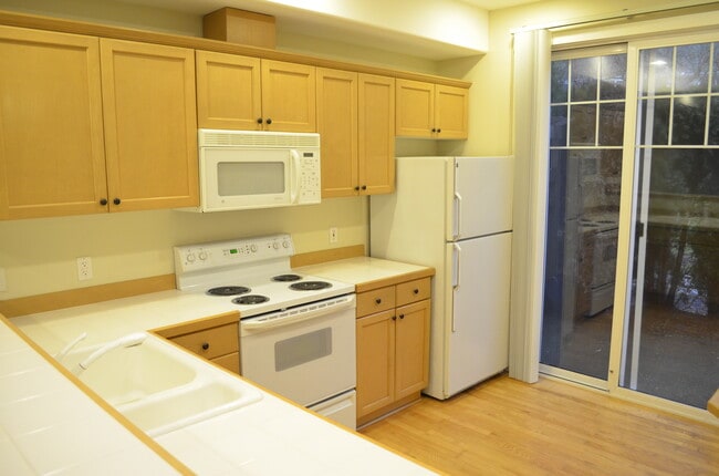 Building Photo - Klahanie 2 bedroom condo is available to move in September 1st