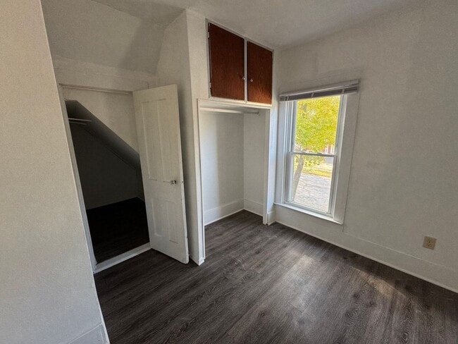 Building Photo - 2 Bedroom 1 Bathroom Duplex in Beloit, WI