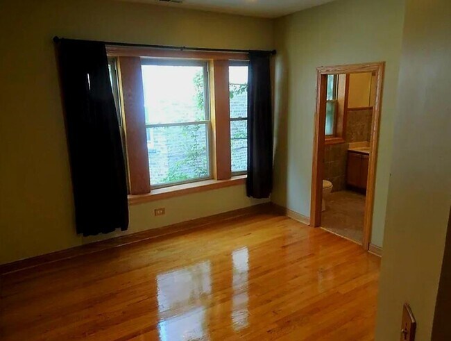 Building Photo - 5336 S Prairie Ave