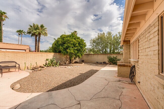 Building Photo - Great East Side Location 4 Bed/2 Bath Home