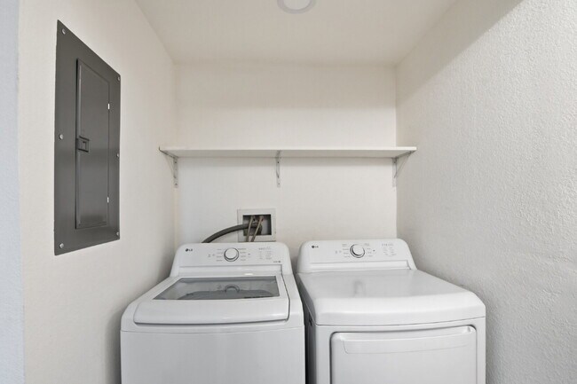 Building Photo - $1,400.95 with $300.00 off the first month's rent, 2 Beds - 1 Bath, Triplex in Aurora with Washer...