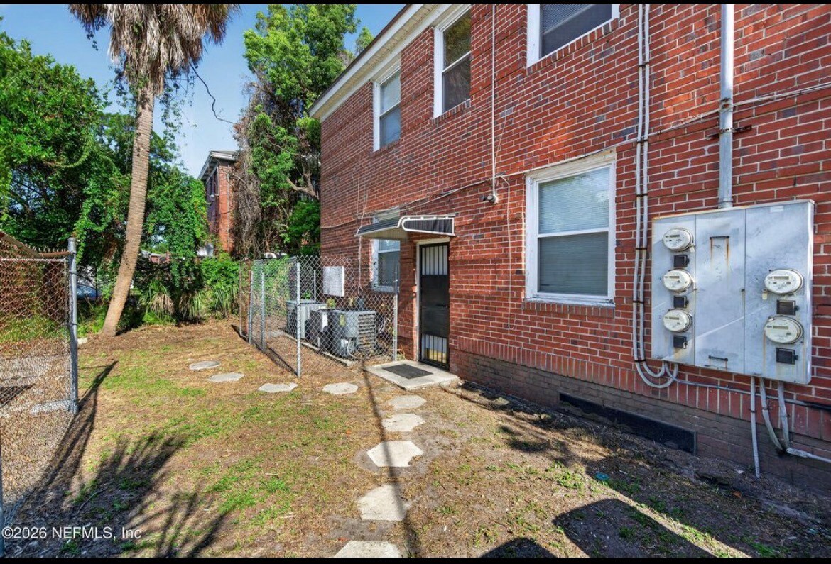 Building Photo - 353 W 11th St