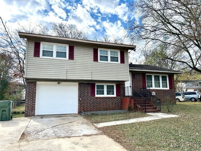 Building Photo - THREE BEDROOM/TWO BATH SPACIOUS HOME - CEN...