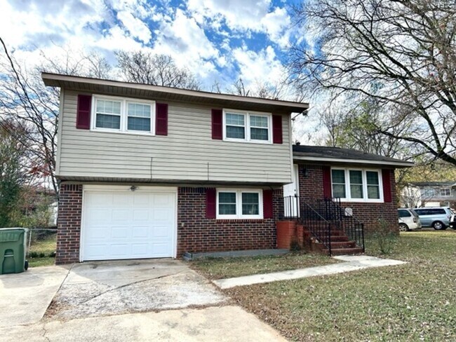 Building Photo - THREE BEDROOM/TWO BATH SPACIOUS HOME - CENTRAL LOCATION