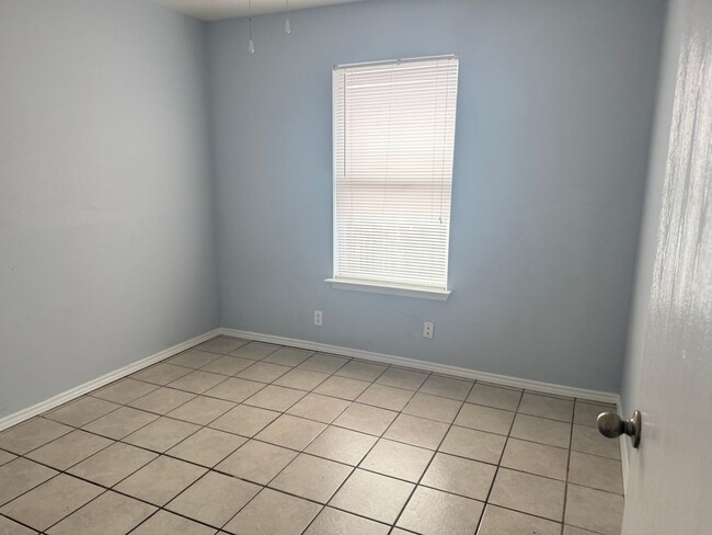 Building Photo - 10607 Shaenview