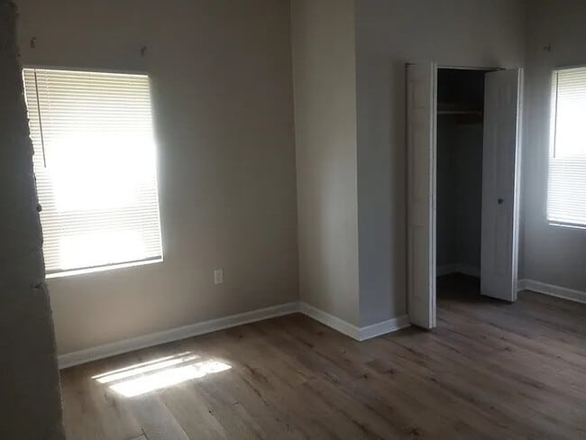 Building Photo - 3 Bedroom 2 Bathroom