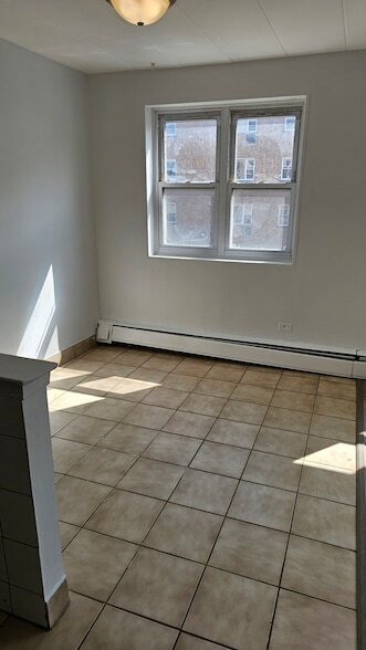 Building Photo - 2025 W Granville Ave