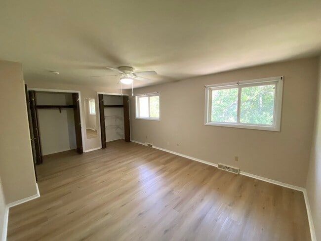 Building Photo - 2 Bedroom, 1.5 Bath Duplex Available for R...