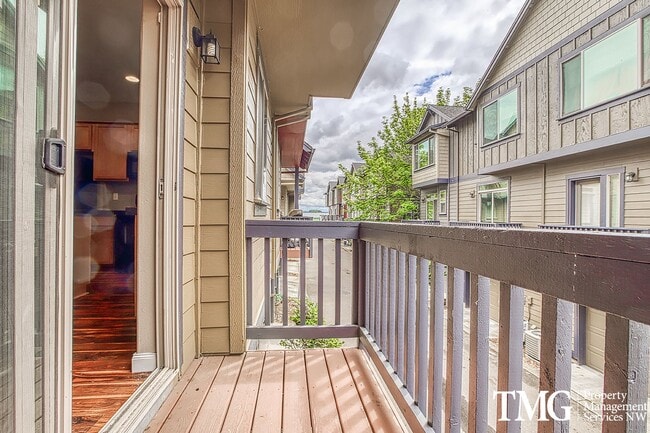 Building Photo - Gorgeous Four Bedroom Townhome in Hillsboro!