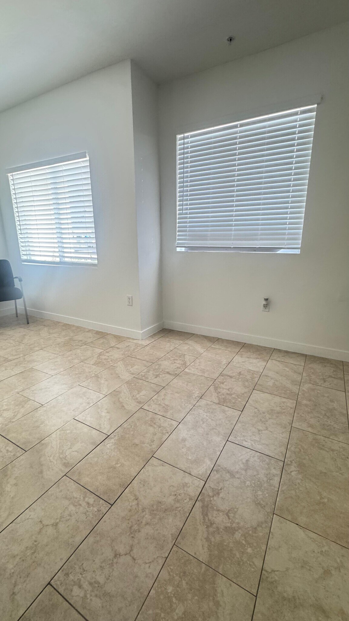 Building Photo - 420 W 77th St