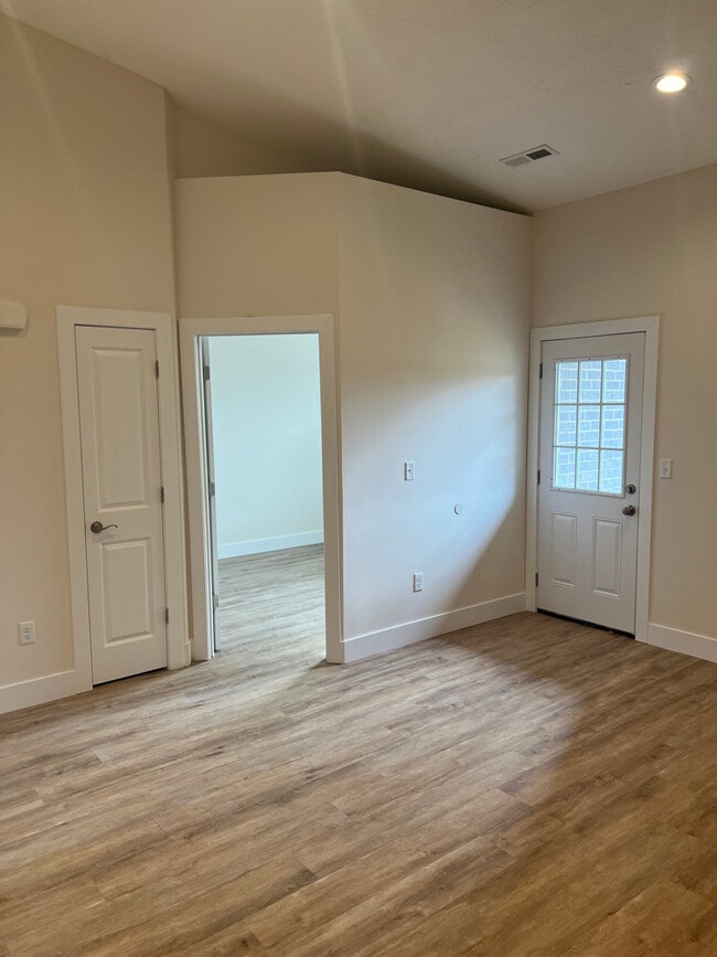 Building Photo - 809 Courtyard Ln