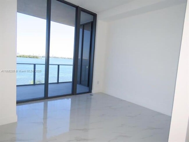 Building Photo - 700 NE 24th St