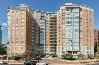 Building Photo - Centrally Located 1BD/1BA w Parking Chinat...