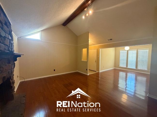 Building Photo - JUST LISTED! 3BR/2BA Memphis Stunner | Vaulted Ceilings & Stone Fireplace | Fenced Yard!