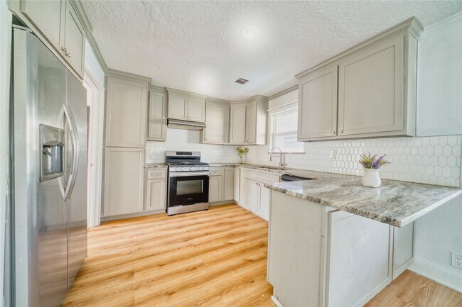 Building Photo - 4913 W 43rd St