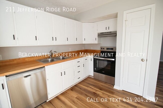 Building Photo - 211 Jefferson Ridge Rd