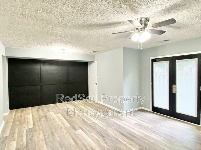 Building Photo - 1449 Longdale Dr