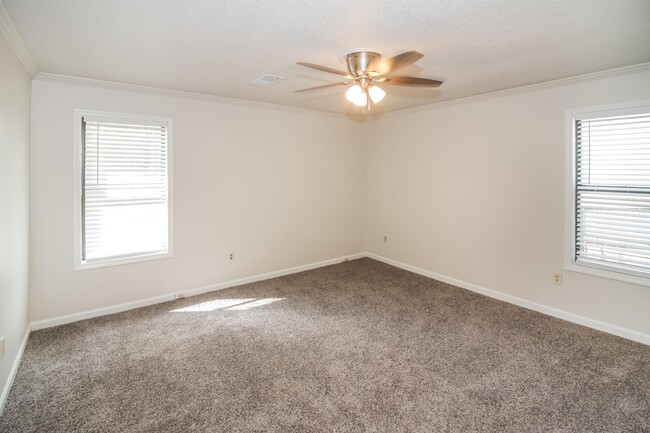 Building Photo - 7095 Water Oak Cove