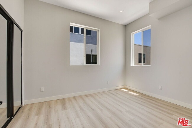 Building Photo - 4547 1/2 Saturn St