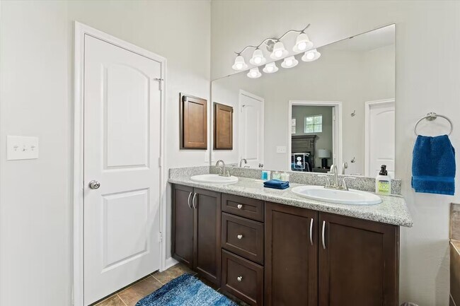 Building Photo - 976 Northampton Dr