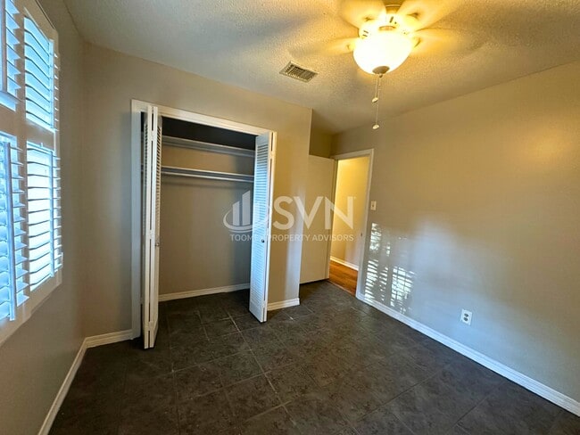 Building Photo - 56 Alan Dr