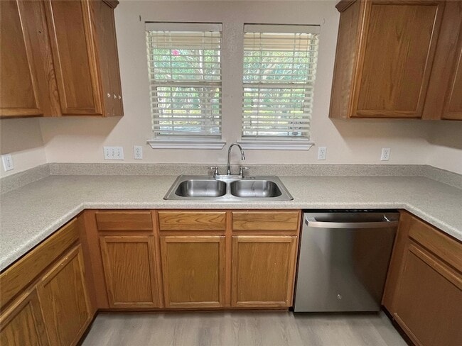 Building Photo - 513 Crater Lake Dr