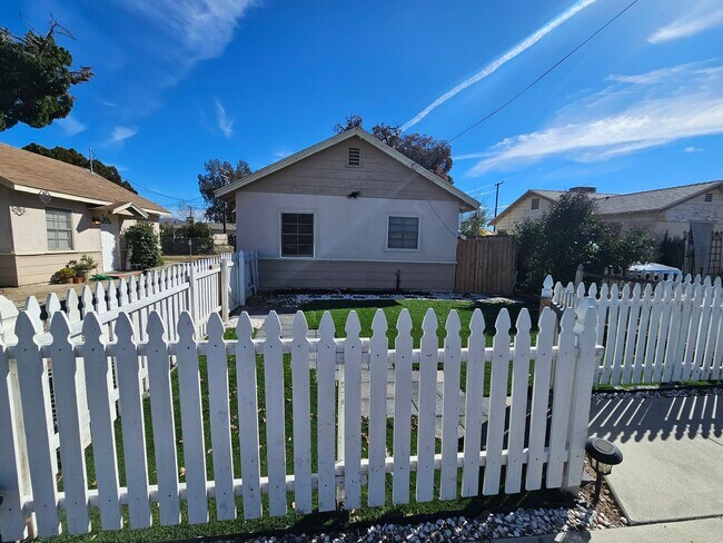 Building Photo - 1+ 1 Bed 1 Bath Cottage in San Jacinto $1425.00