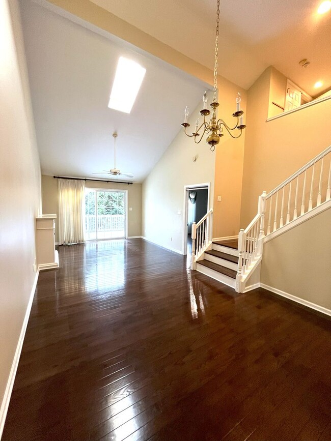 Building Photo - Gorgeous 3-bedroom, 3 full-bath townhouse