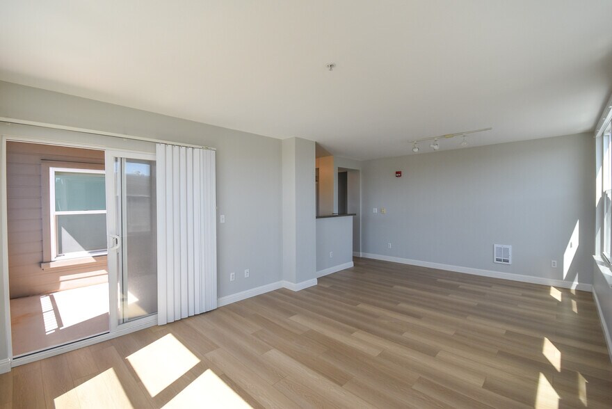 Building Photo - 8400 Oceanview Ter