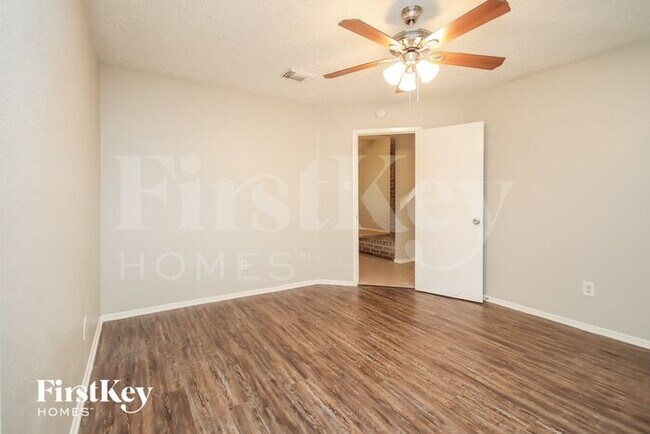 Building Photo - 16239 La Terra Dr