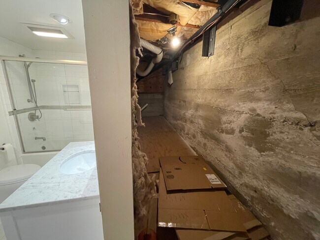 Building Photo - 1915 Oakview Dr